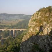 Vue du viaduc du haut des rochers.