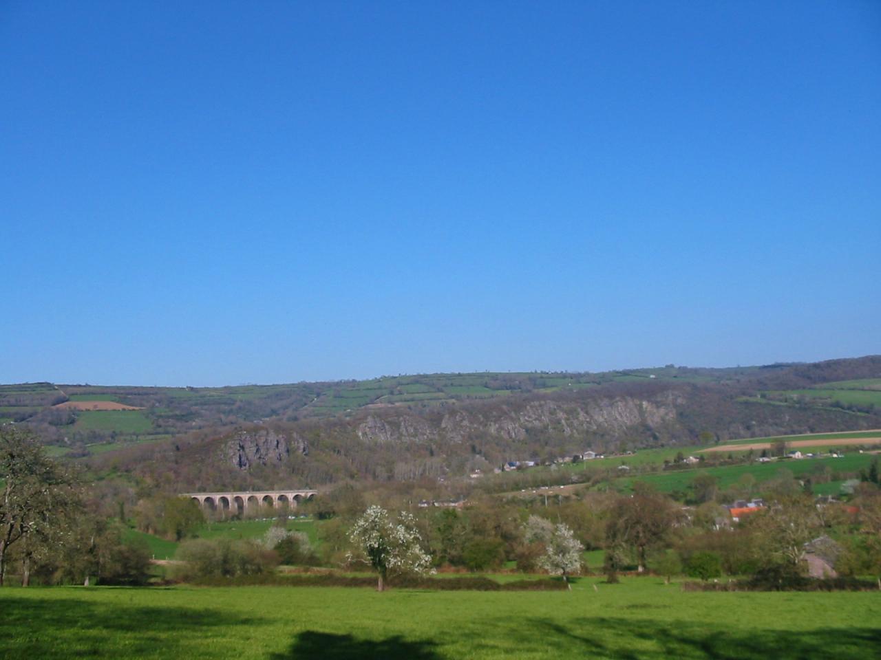 Vue sur le village et les rochers.