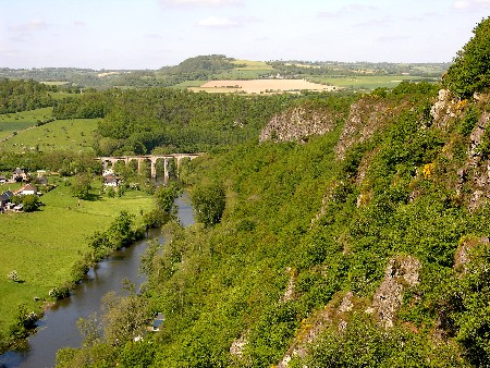 La vallée, les rochers, le viaduc.